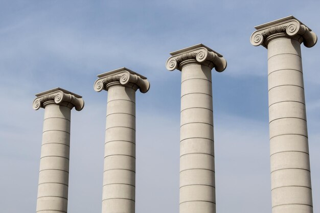 Foto lage hoek van rookstapel tegen de lucht