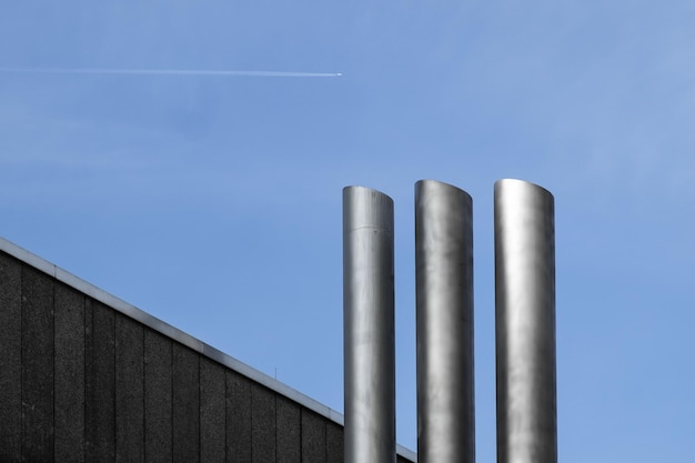 Lage hoek van rookstapels tegen de lucht