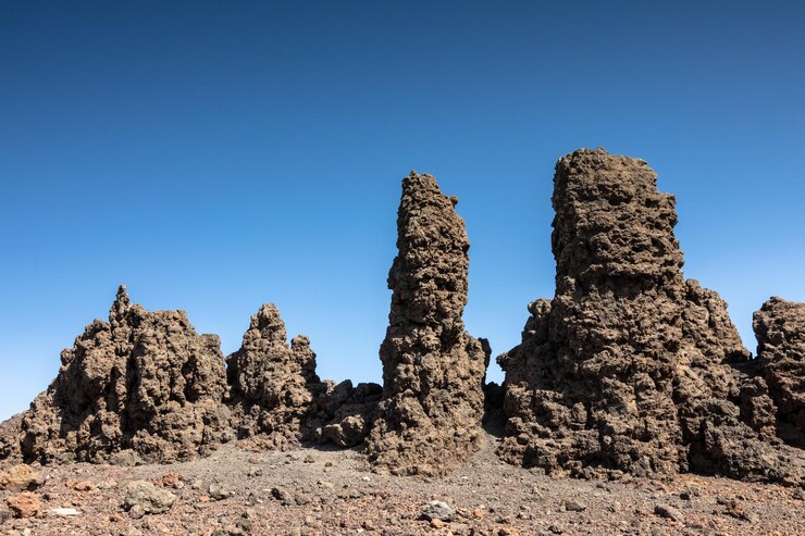 Foto lage hoek van rotsen tegen een heldere blauwe lucht