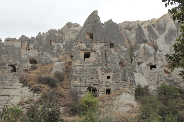 Foto lage hoek van rotsformaties bij cappadocia