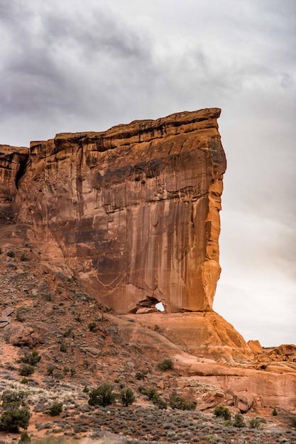 Lage hoek van rotsformaties tegen de lucht in Arches National Park