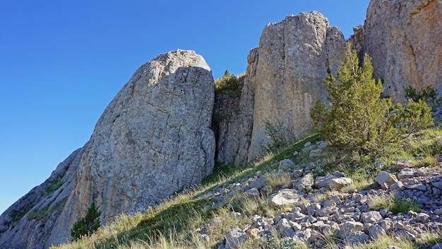 Foto lage hoek van rotsformaties tegen de lucht
