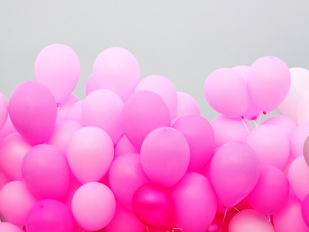Lage hoek van roze ballonnen tegen de lucht