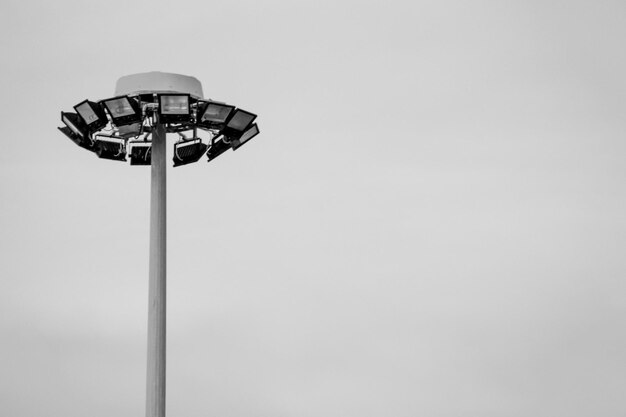 Lage hoek van schijnwerpers tegen de lucht