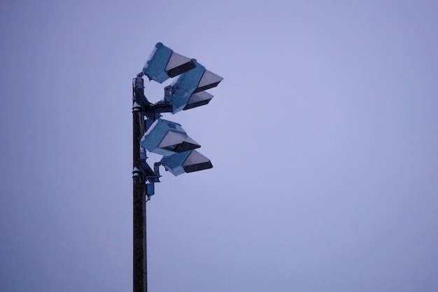 Lage hoek van schijnwerpers tegen een heldere hemel in de winter