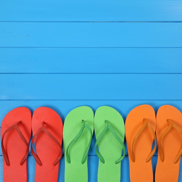 Foto lage hoek van schoenen tegen blauwe achtergrond