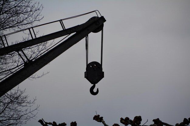 Foto lage hoek van silhouet man tegen heldere lucht