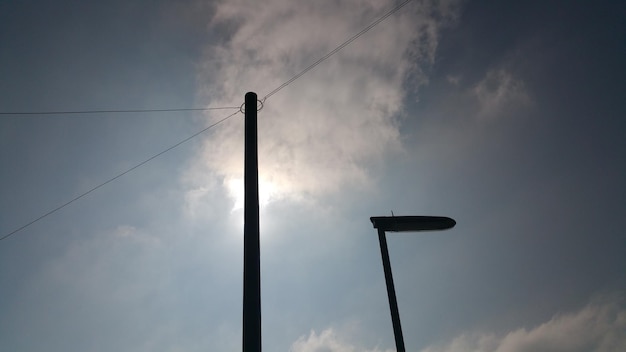 Foto lage hoek van silhouetpalen tegen de lucht