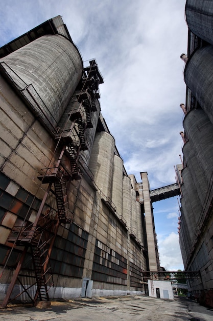 Lage hoek van silo's tegen bewolkte lucht