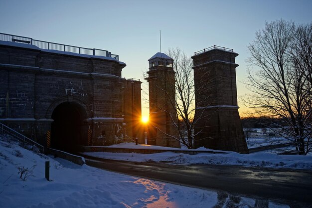 Lage hoek van sneeuwbedekte gebouwen tegen de lucht