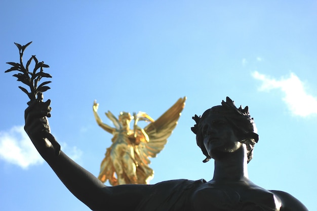 Foto lage hoek van standbeelden tegen de lucht