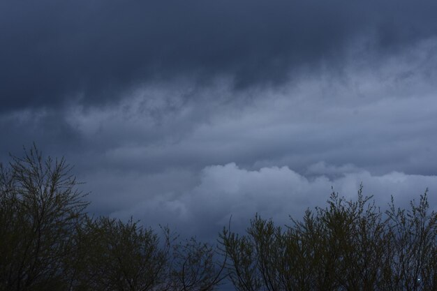 Foto lage hoek van stormwolken aan de hemel