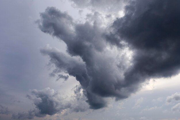 Lage hoek van stormwolken aan de hemel