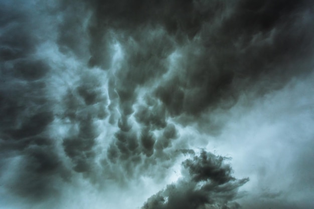 Foto lage hoek van stormwolken aan de hemel
