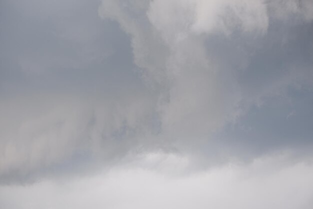 Foto lage hoek van stormwolken aan de hemel