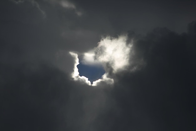 Lage hoek van stormwolken aan de hemel