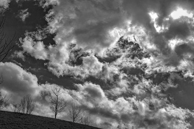 Foto lage hoek van stormwolken in de lucht