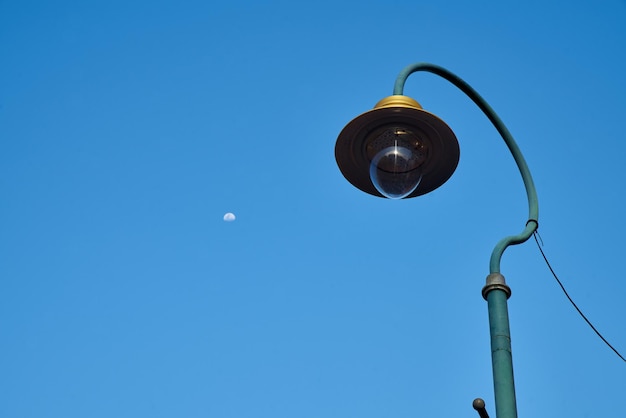 Lage hoek van straatlamp tegen een heldere blauwe hemel