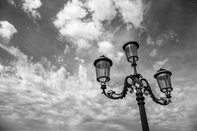 Lage hoek van straatverlichting tegen bewolkte lucht