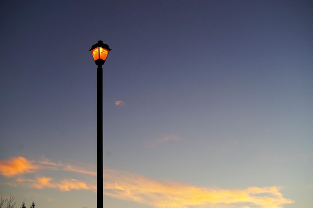 Foto lage hoek van straatverlichting tegen de hemel bij zonsondergang