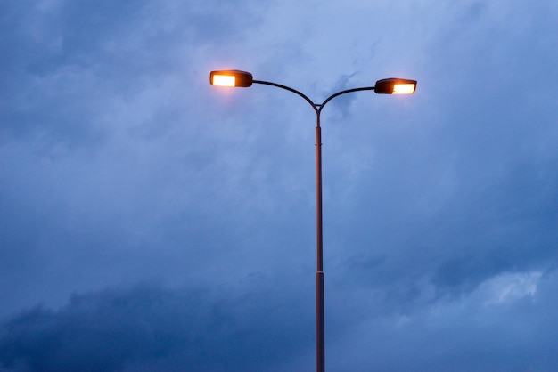 Foto lage hoek van straatverlichting tegen de hemel