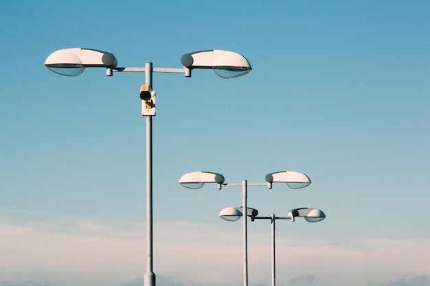 Lage hoek van straatverlichting tegen de lucht