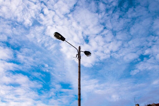Lage hoek van straatverlichting tegen de lucht