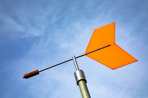 Lage hoek van straatverlichting tegen de lucht