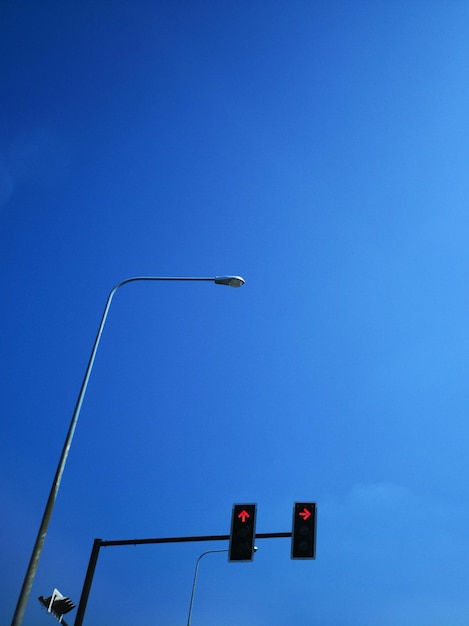 Lage hoek van straatverlichting tegen een blauwe hemel