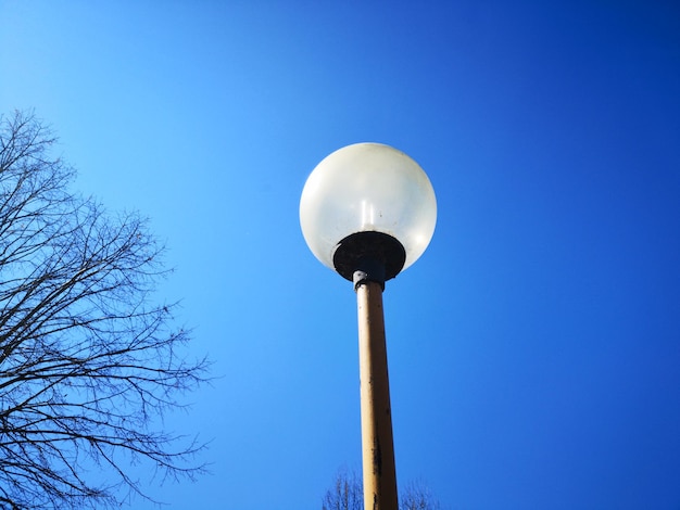Lage hoek van straatverlichting tegen een blauwe hemel