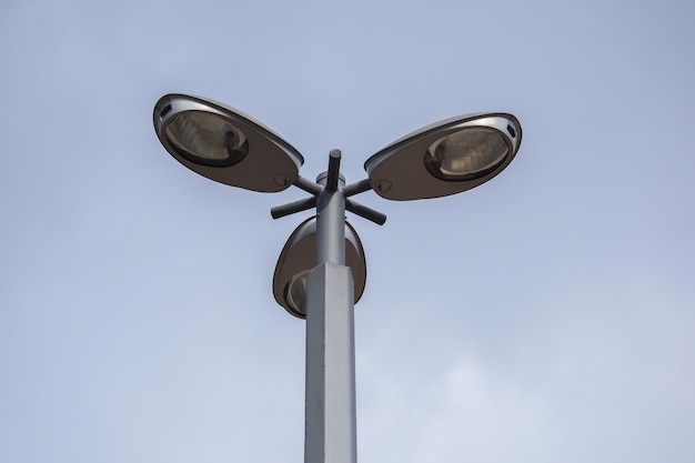 Lage hoek van straatverlichting tegen een heldere lucht