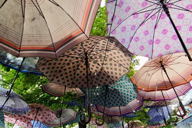 Foto lage hoek van veelkleurige paraplu's die hangen