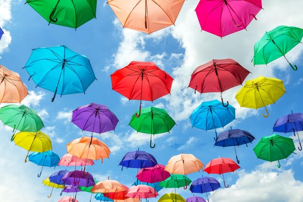 Foto lage hoek van veelkleurige paraplu's die tegen de lucht hangen