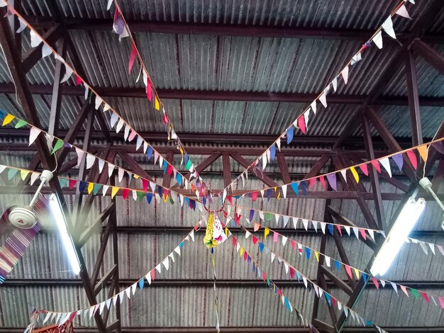 Lage hoek van veelkleurige vlaggen die aan het plafond hangen