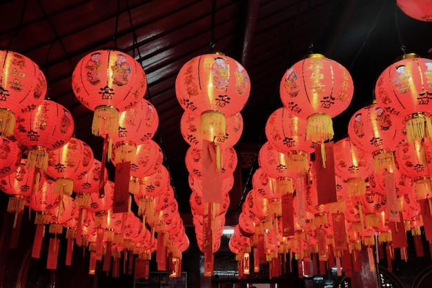 Lage hoek van verlichte Chinese lantaarns die van het plafond hangen