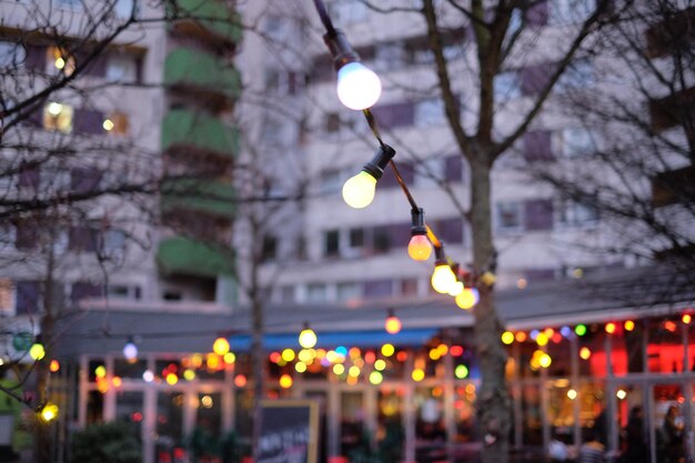 Foto lage hoek van verlichte elektrische gloeilampen in de schemering