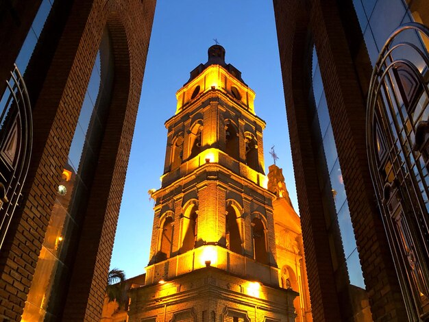 Foto lage hoek van verlichte gebouwen tegen de hemel's nachts