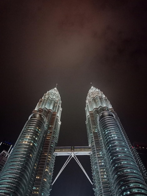 Foto lage hoek van verlichte gebouwen tegen de hemel's nachts