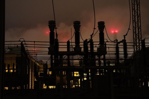 Foto lage hoek van verlichte industrie tegen de hemel's nachts