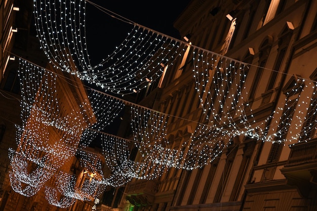 Lage hoek van verlichte kerstverlichting's nachts