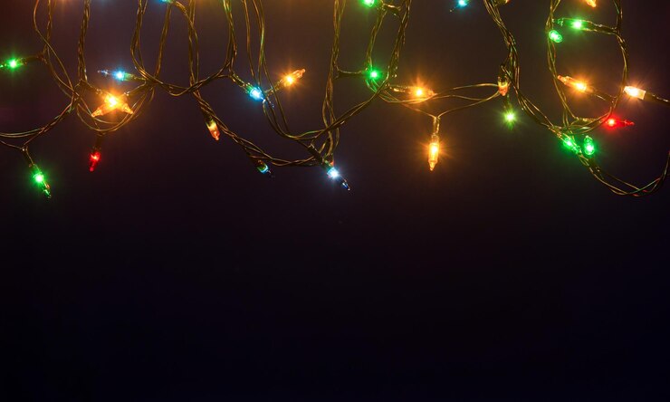 Foto lage hoek van verlichte kerstverlichting's nachts