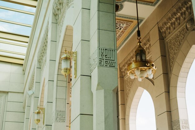 Foto lage hoek van verlichte lantaarns die buiten het gebouw hangen