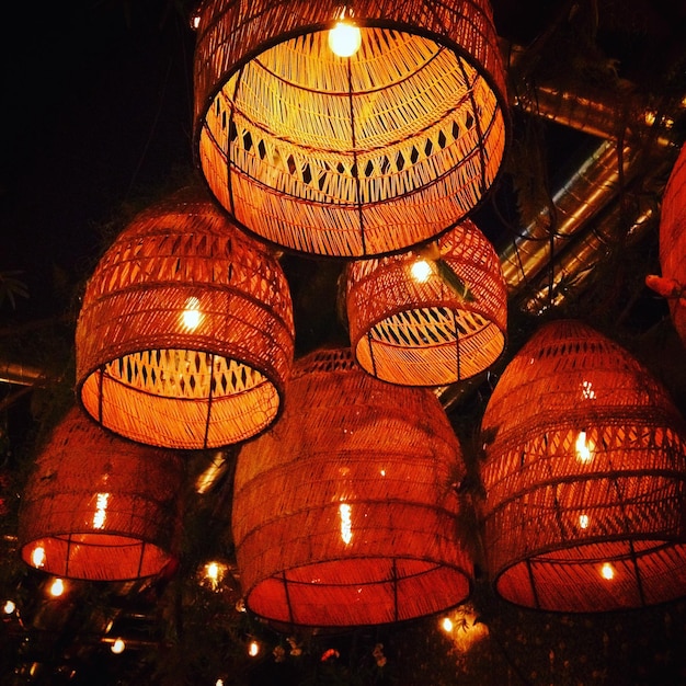 Lage hoek van verlichte lantaarns die 's nachts hangen