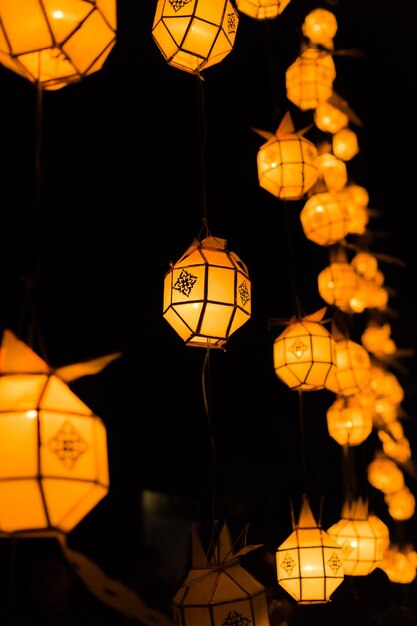 Foto lage hoek van verlichte lantaarns die's nachts hangen