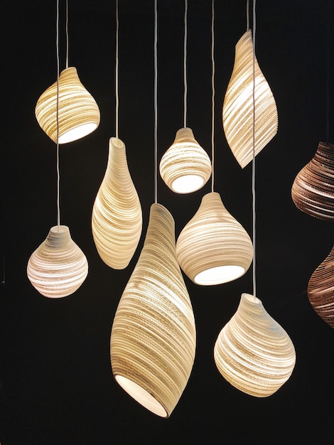 Lage hoek van verlichte lichten die aan het plafond hangen