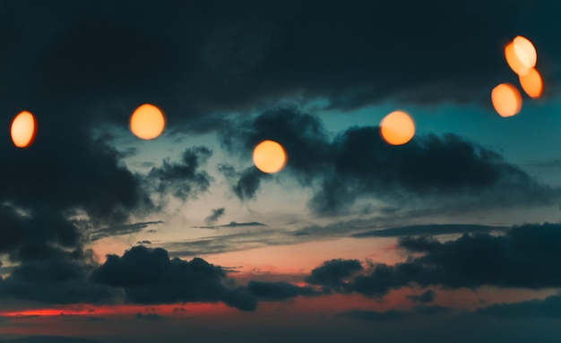 Lage hoek van verlichte lichten tegen de hemel tijdens zonsondergang