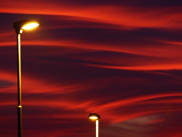 Foto lage hoek van verlichte straatverlichting tegen de hemel bij zonsondergang