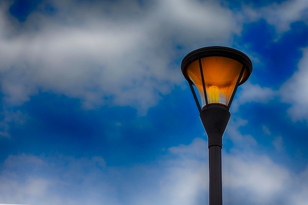 Foto lage hoek van verlichte straatverlichting tegen de hemel