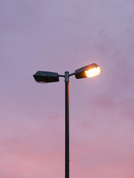 Foto lage hoek van verlichte straatverlichting tegen de hemel