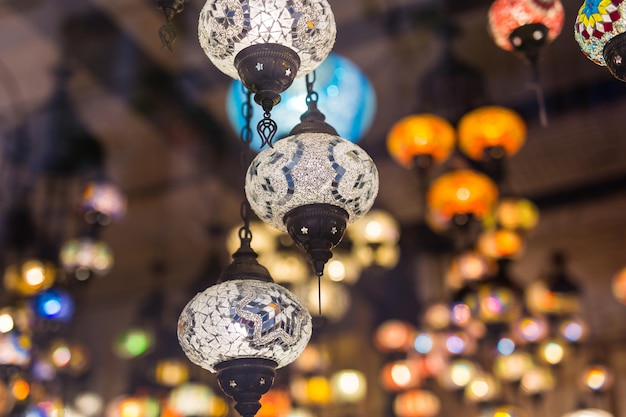 Lage hoek van verlichte verlichtingsapparatuur die op de markt hangt